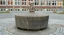 Anneliese Martin-Habig: Brunnen Hockender Junge (1953-54)